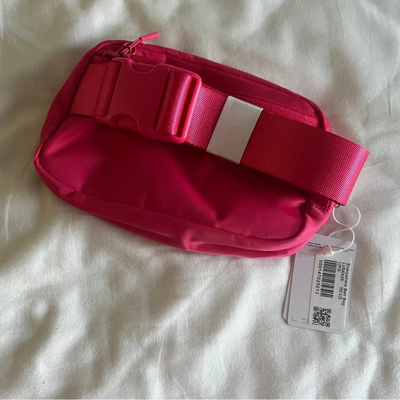 🆕 Lululemon Everywhere Belt Bag - Lip Gloss - Picture 4 of 6
